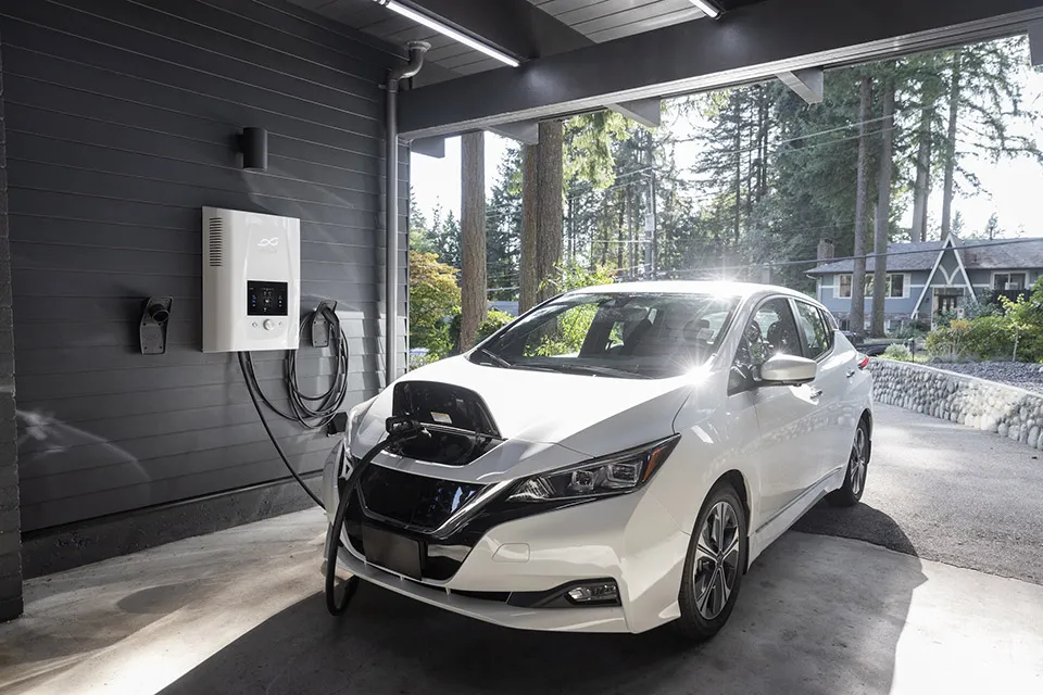 Is It Better to Charge an EV at Home
or Public Charging Station?