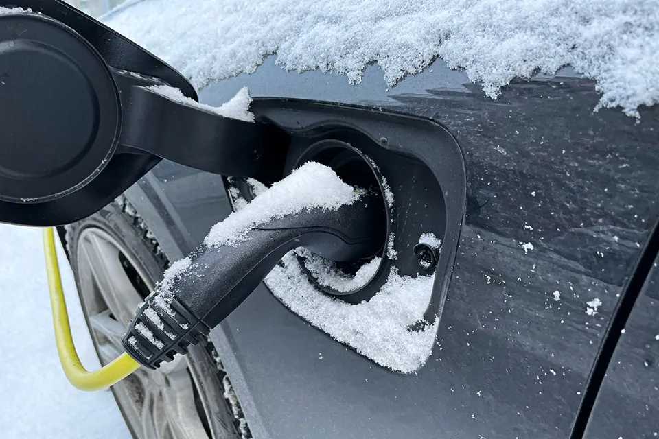 How Do EV Batteries Perform in the Cold?